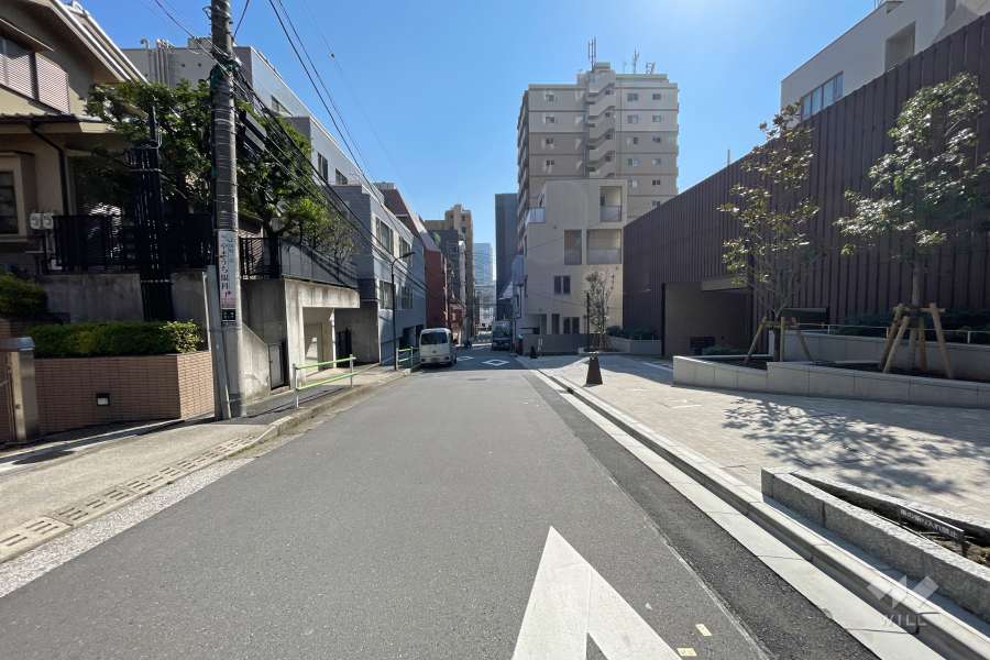 敷地北側の前面道路（西側から）
