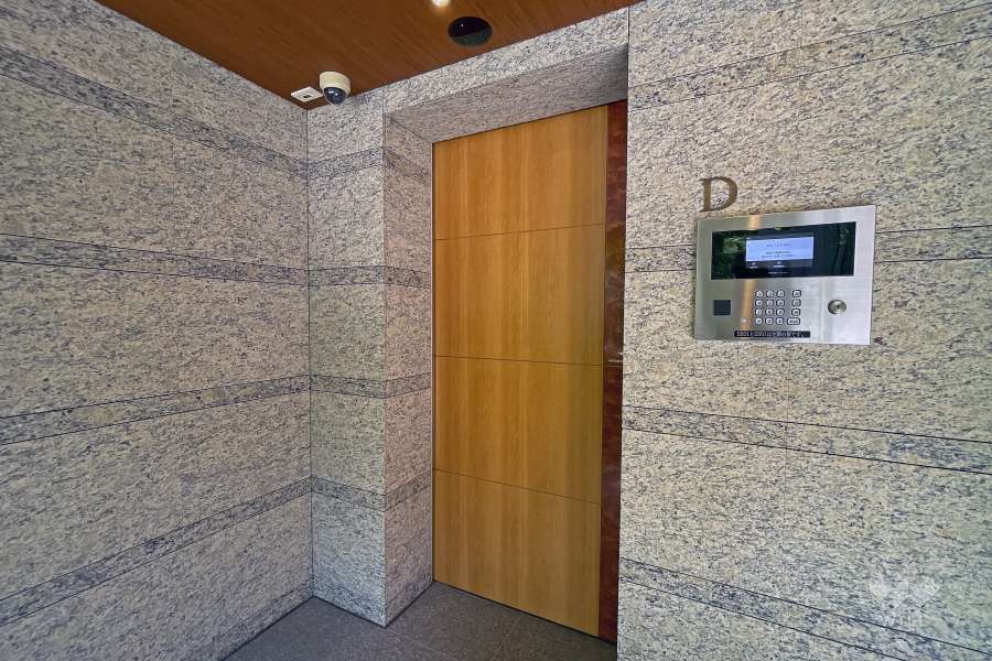 エントランスはオートロック付きです。