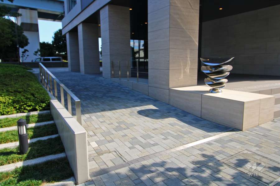 エントランス前のピロティ