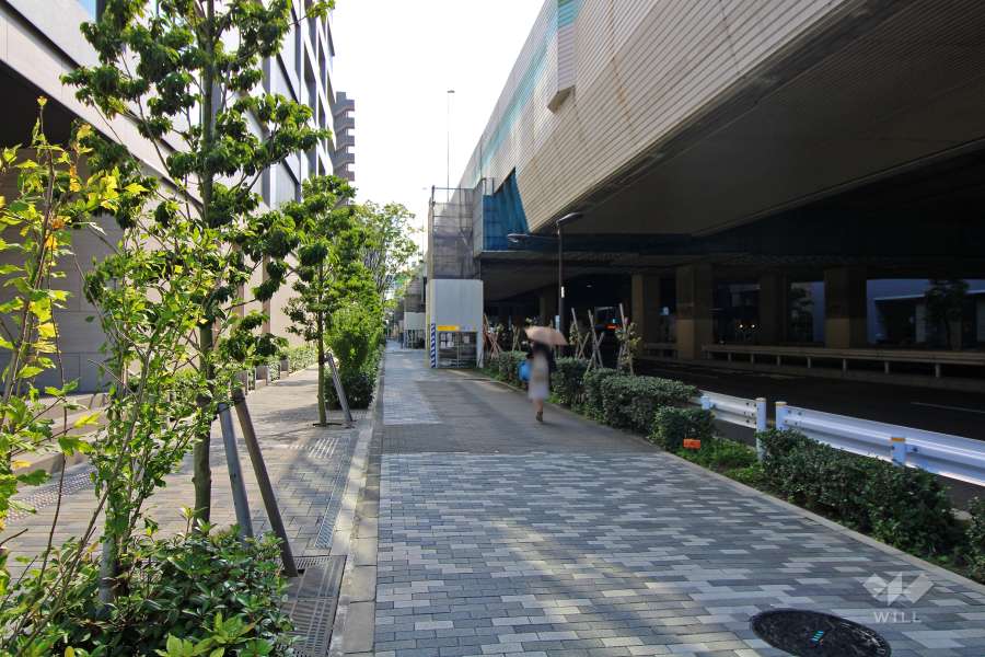 敷地西側は首都高速が走っています。