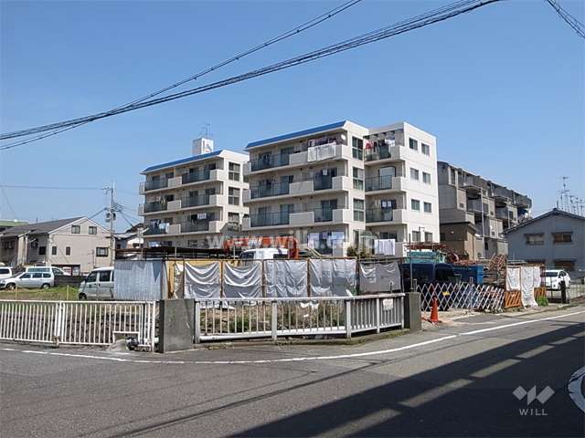 周辺はマンションと一戸建てが混在する住宅地です。