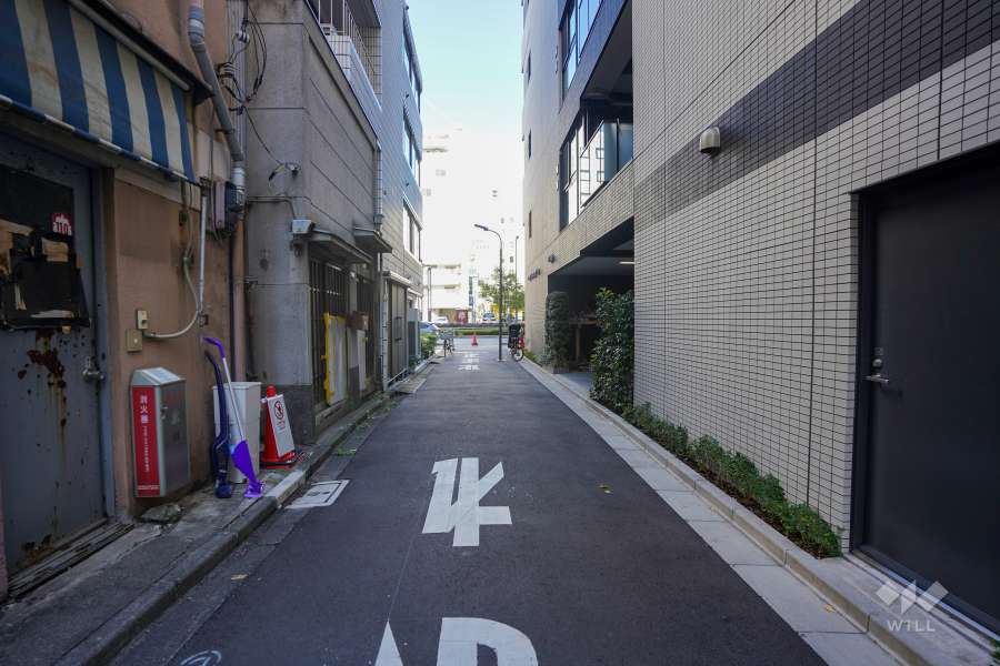 敷地西側の前面道路（南側から）