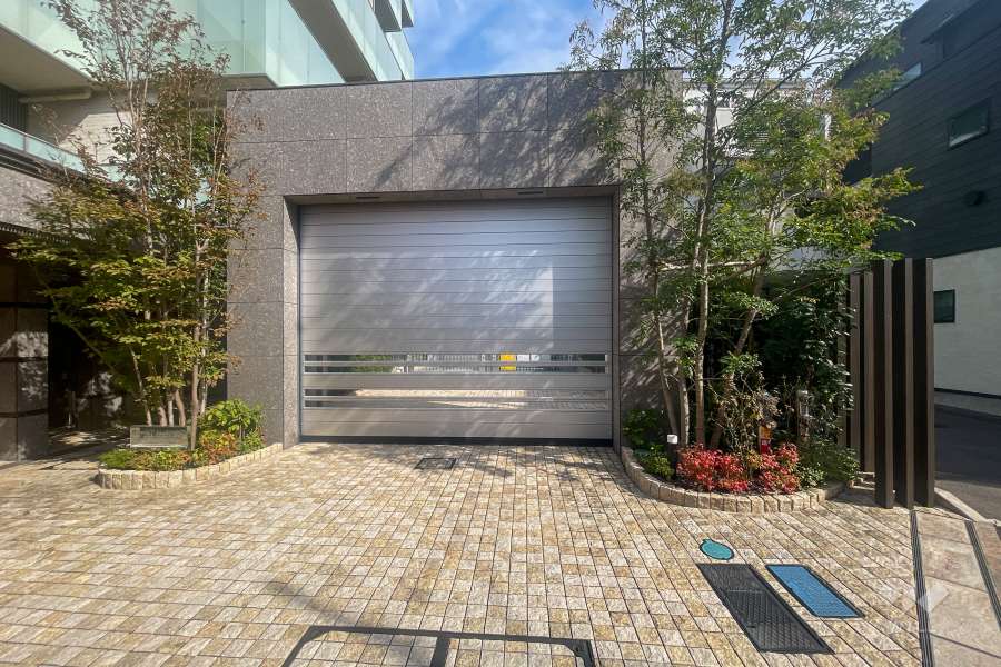 駐車場の出入り口（シャッター付き）