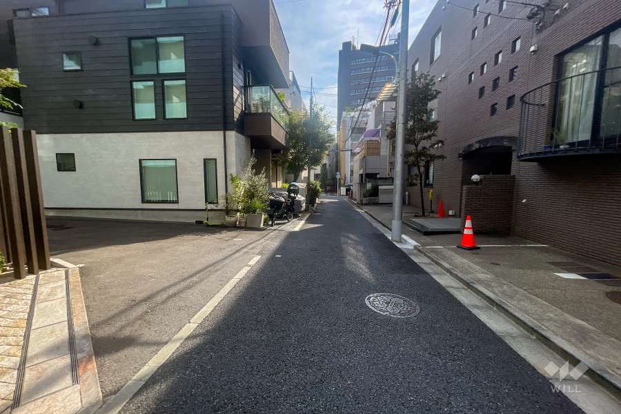 敷地西側の前面道路