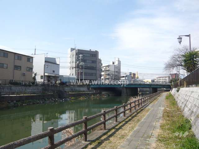 すぐ西側を庄下川が流れています