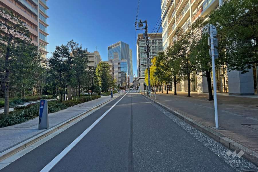 敷地北東側の前面道路(南東側から)