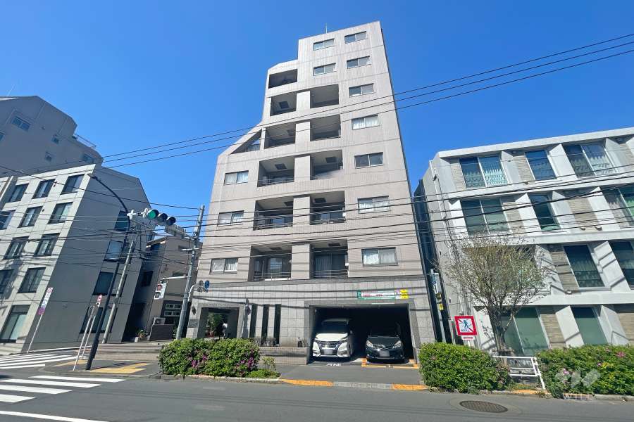 デュオスカーラ代々木上原の外観（南東側から）