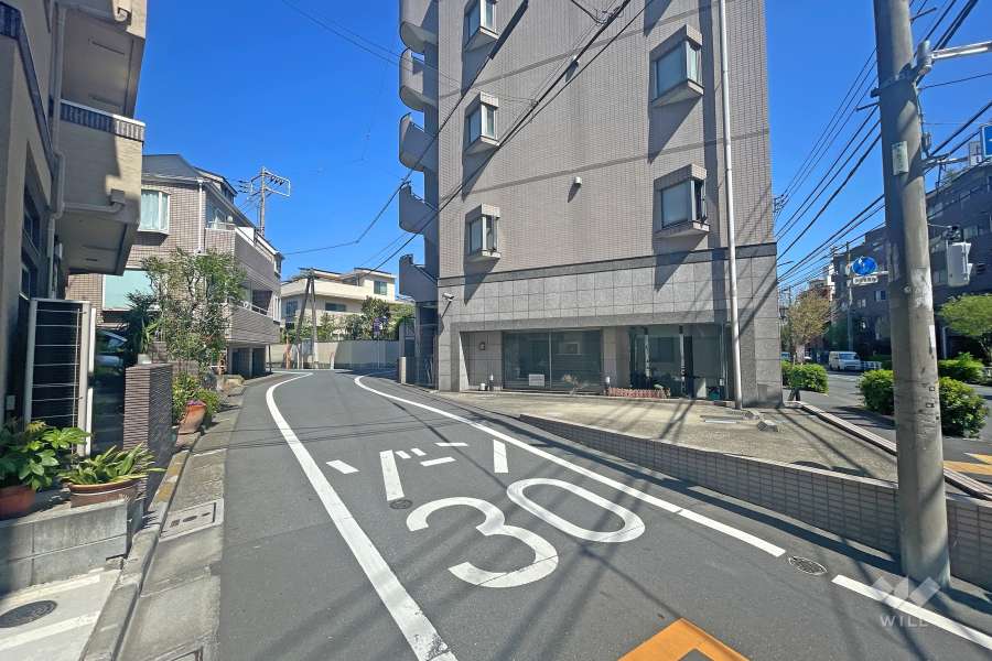 敷地西側の前面道路