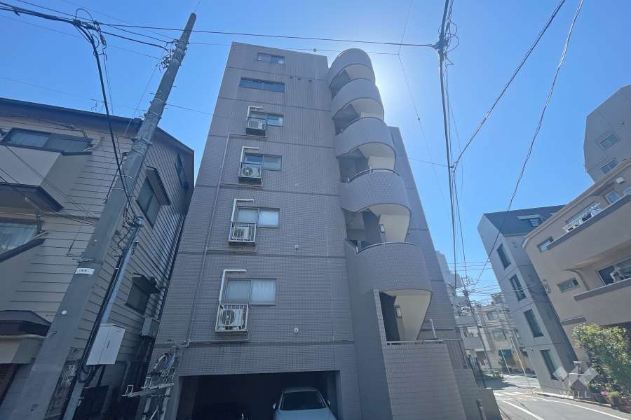 デュオスカーラ代々木上原の外観（西側から）