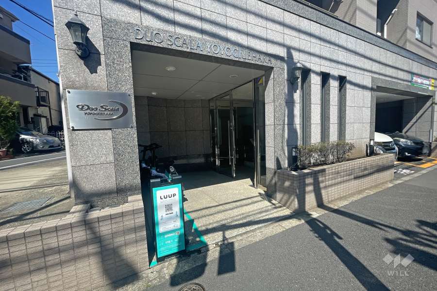 エントランスとレンタルキックボードステーション