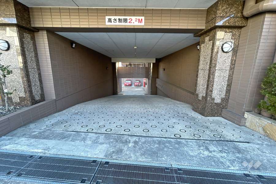 駐車場の出入り口（リングシャッター付き）