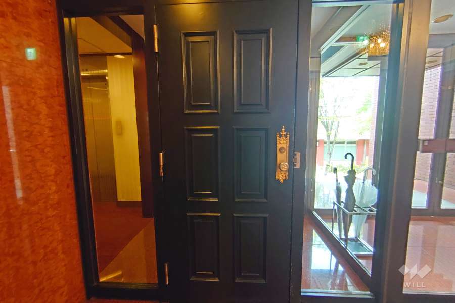 エントランスはオートロック付きです。