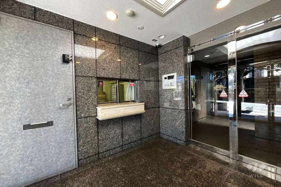 エントランスはオートロック付きです。