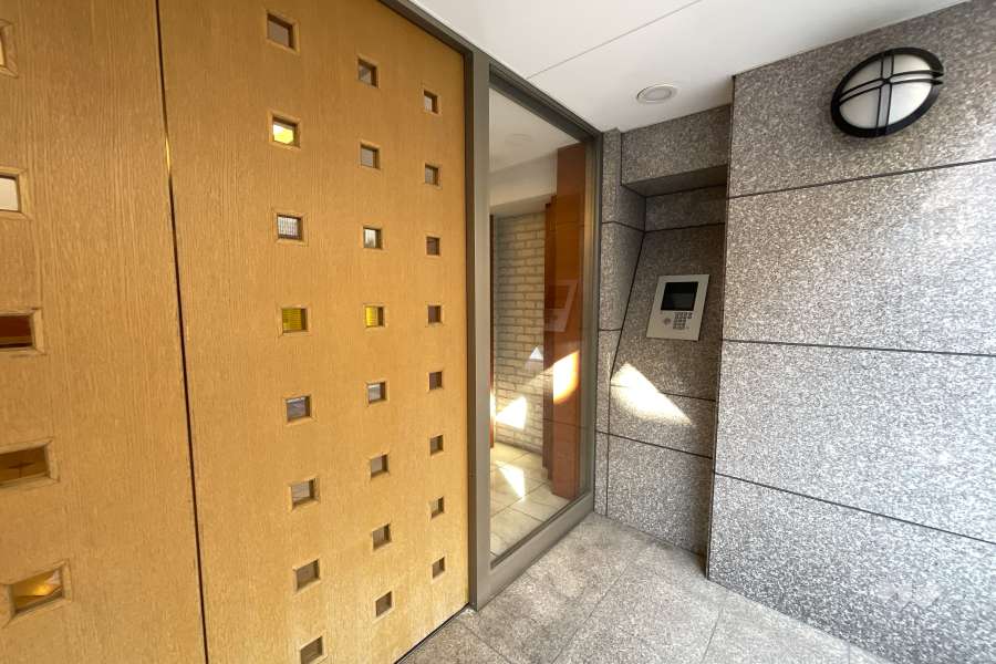 エントランスはオートロック付きです。