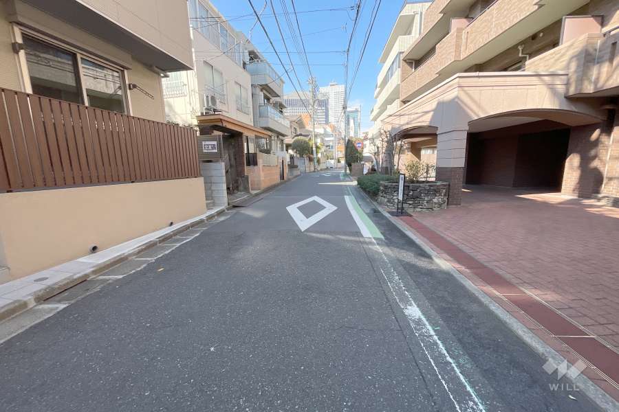 敷地西側の前面道路