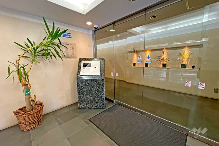 エントランスはオートロック付きです。