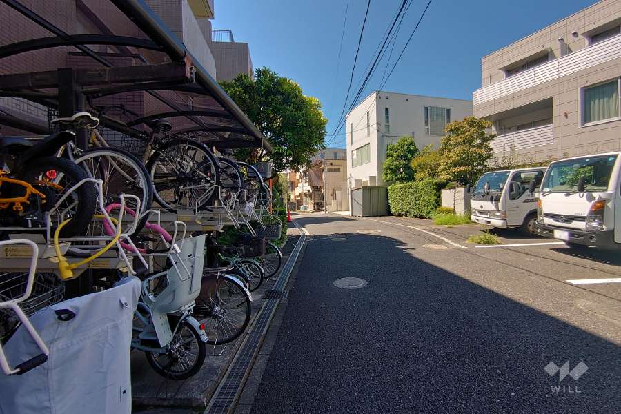 敷地北西側の前面道路（北東側から）