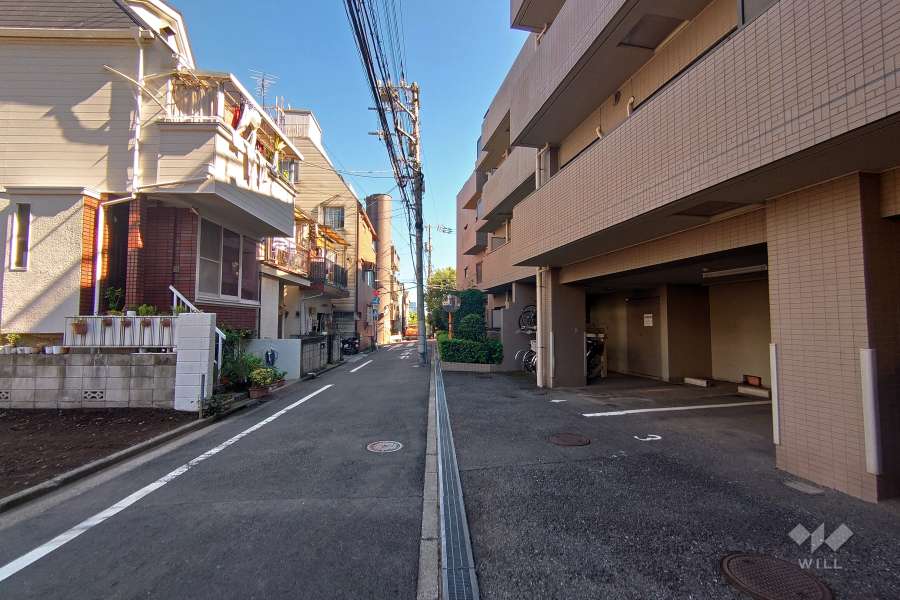 敷地北東側の前面道路（北西側から）