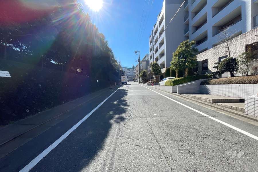 敷地南東側の前面道路