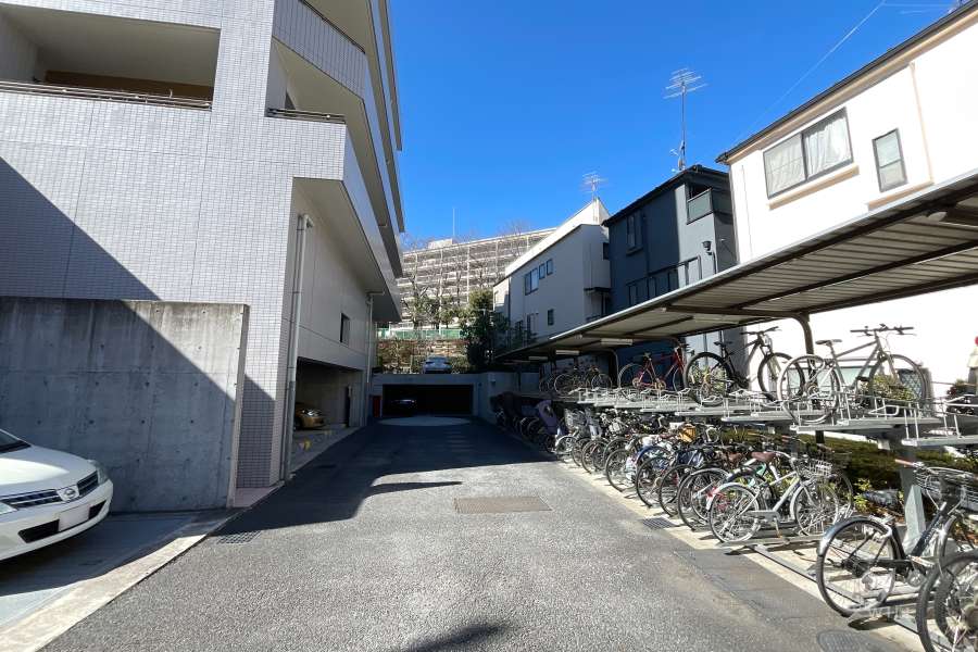 駐車場の出入り口と駐輪場