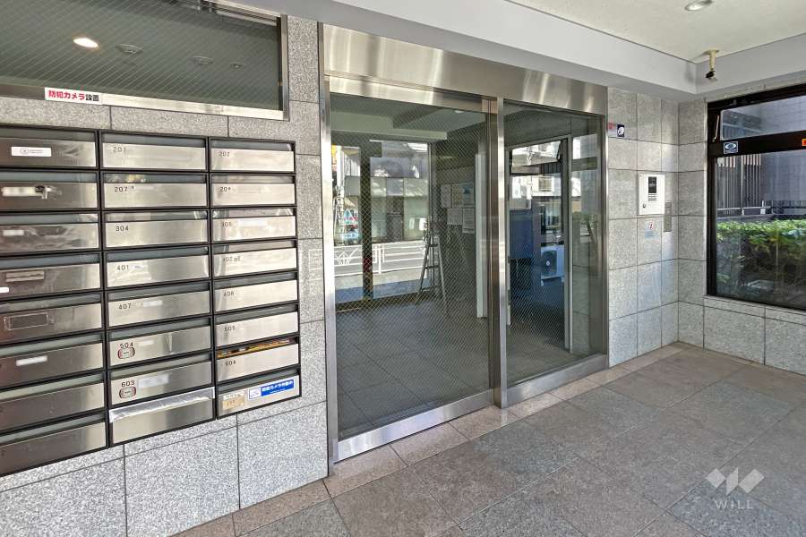 エントランスはオートロック付きです。