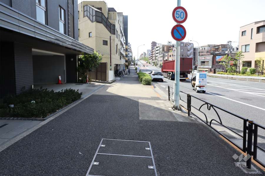 敷地北側の前面道路（東側から）