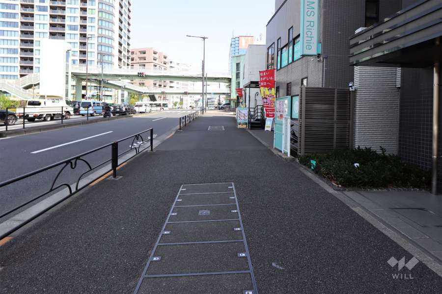 敷地北側の前面道路（西側から）