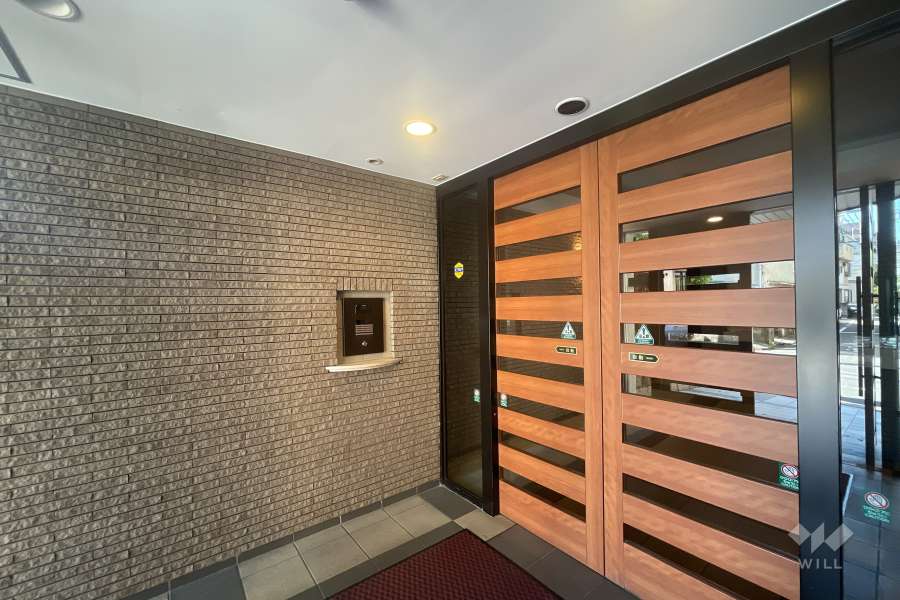 エントランスはオートロック付きです。