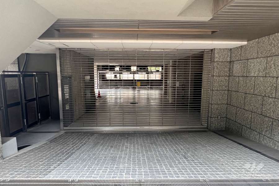 駐車場の出入り口（リングシャッター付き）