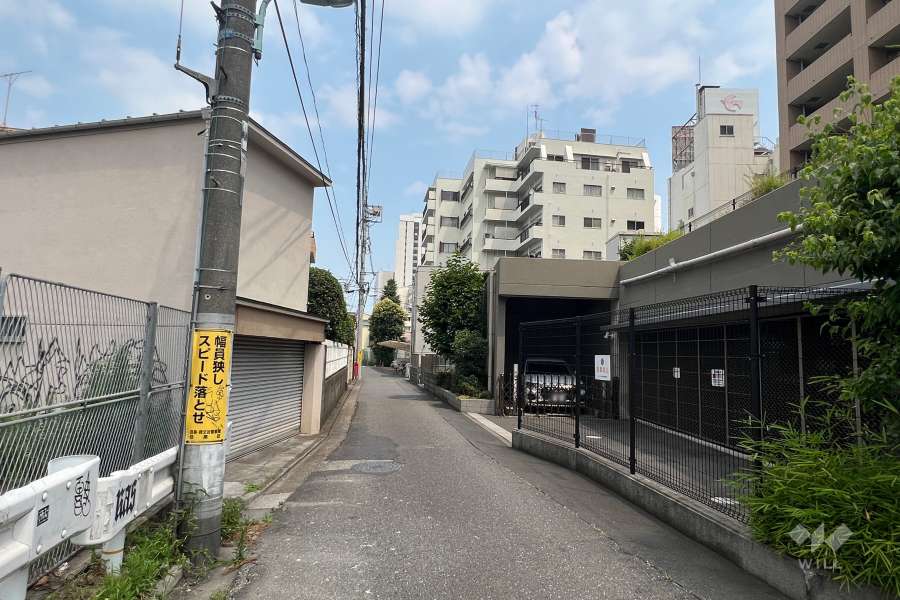 敷地西側の前面道路(南側から)