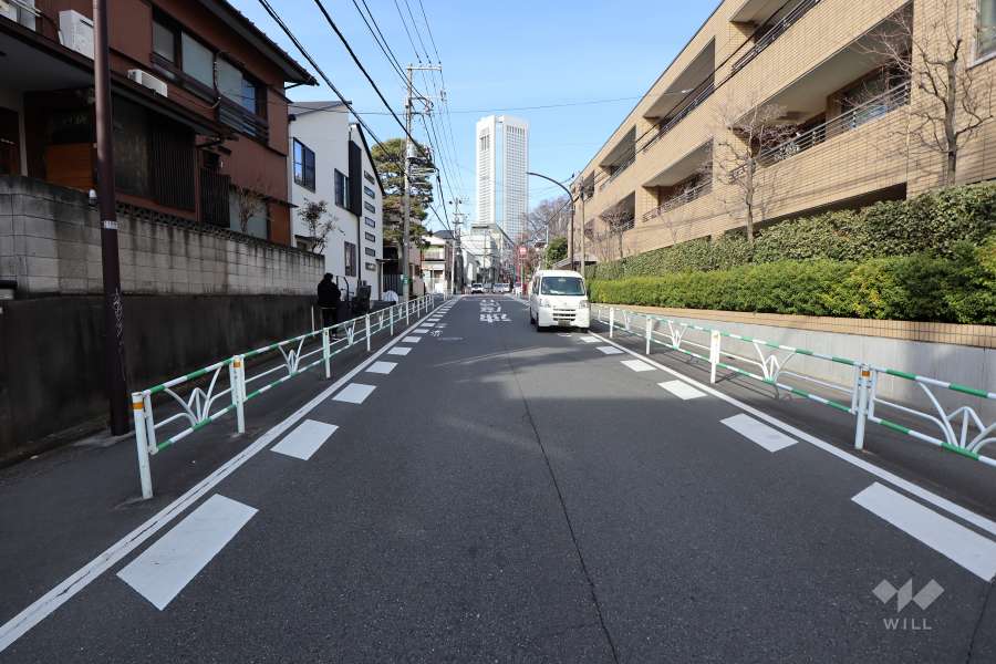 敷地西側の前面道路