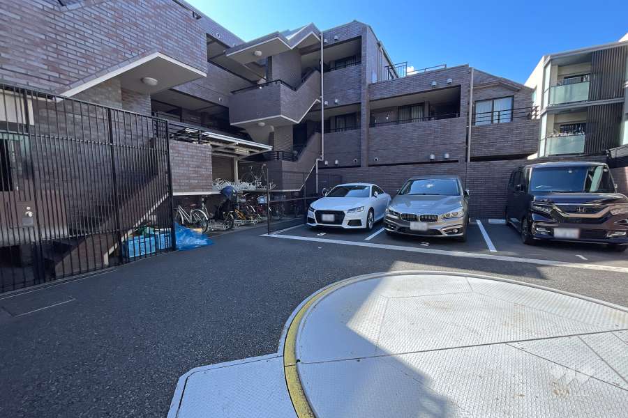 駐輪場（屋根付き）と敷地内駐車場（屋外平面式）