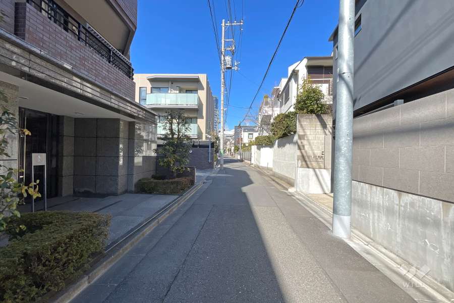 敷地東側の前面道路（南側から）