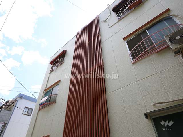 外壁は吹き付け。構造は鉄骨造です。