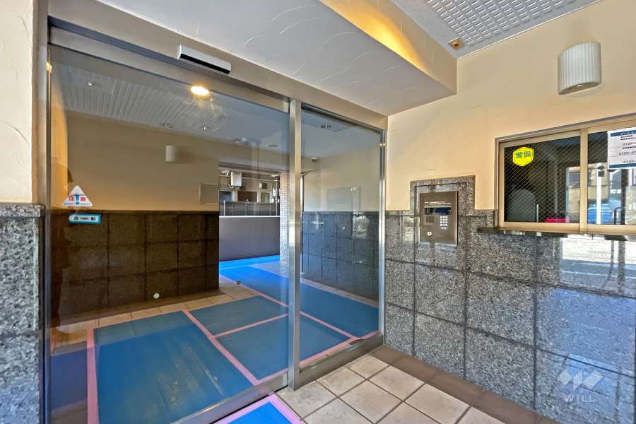 エントランスはオートロック付きです。