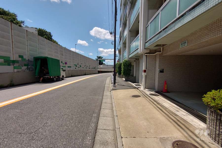 敷地南東側の前面道路（北東側から）