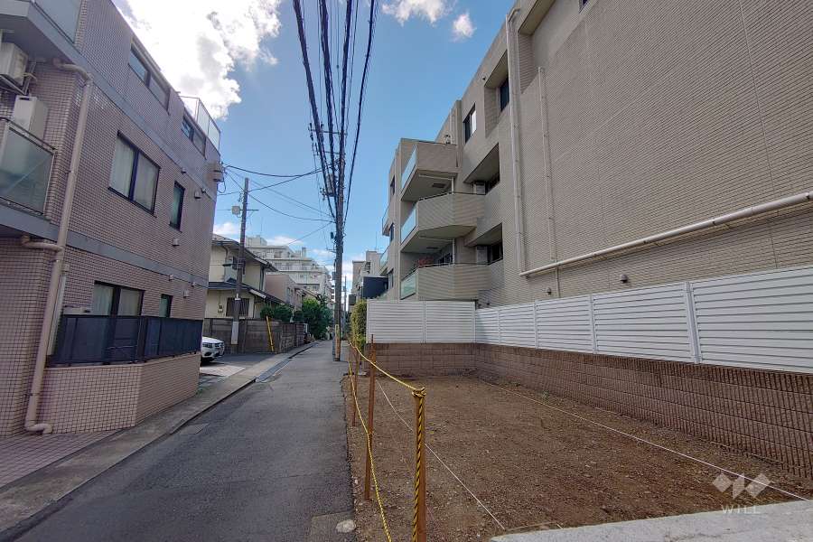 敷地南側の前面道路（東側から）