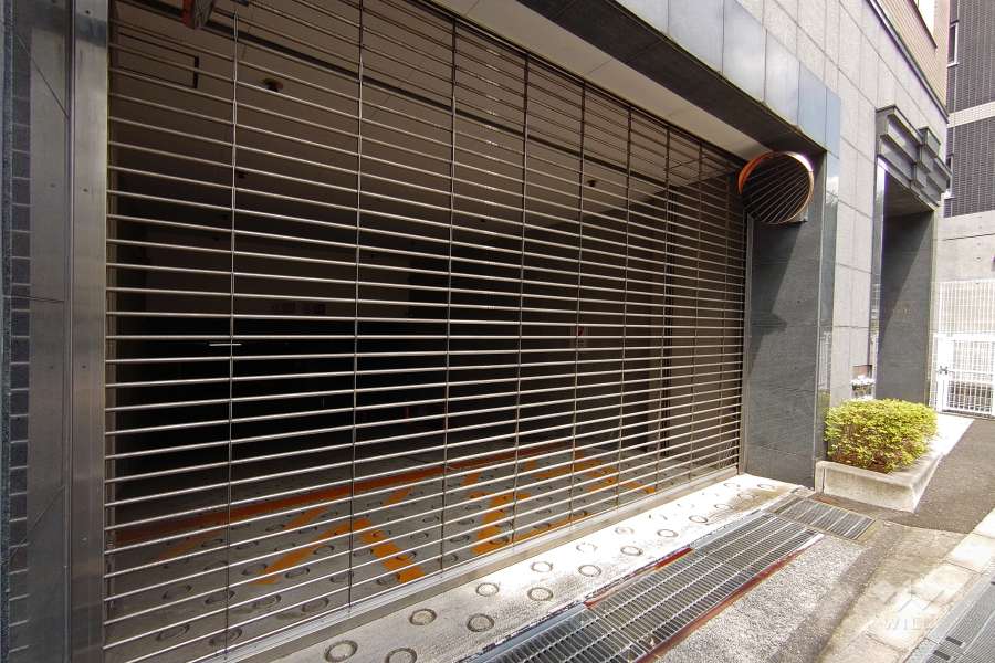 駐車場の出入り口（リングシャッター式）