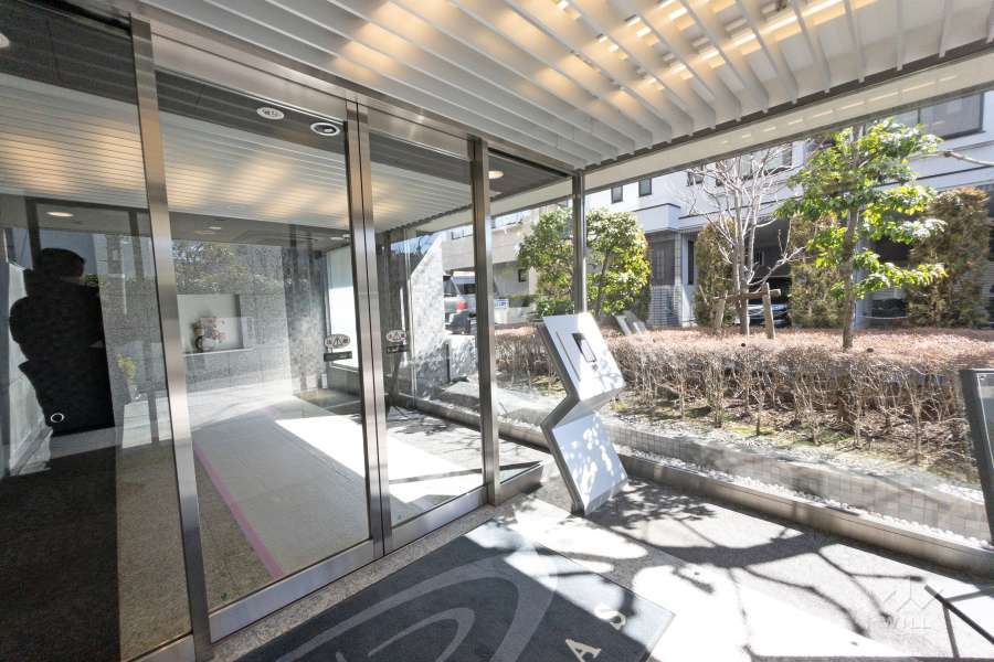 エントランスはオートロック付きです。