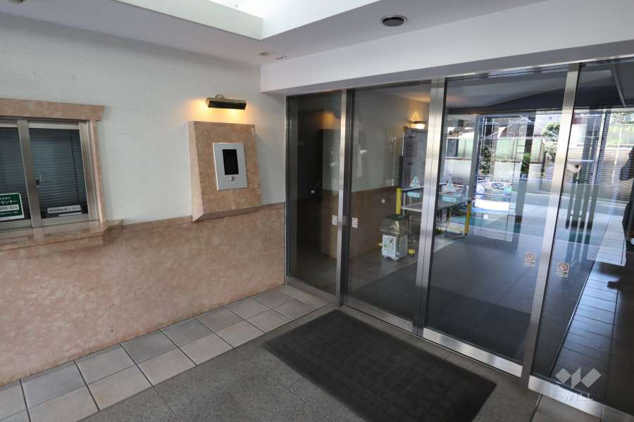 エントランスはオートロック付です。