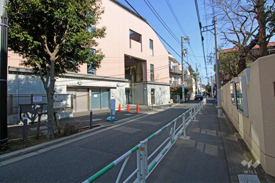 敷地東側の前面道路（南側から）