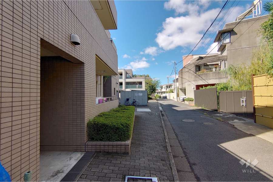 敷地北西側の前面道路（北東側から）