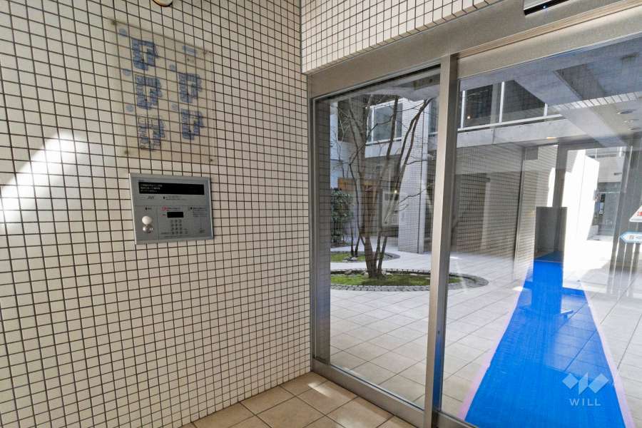エントランスはオートロック付きです。