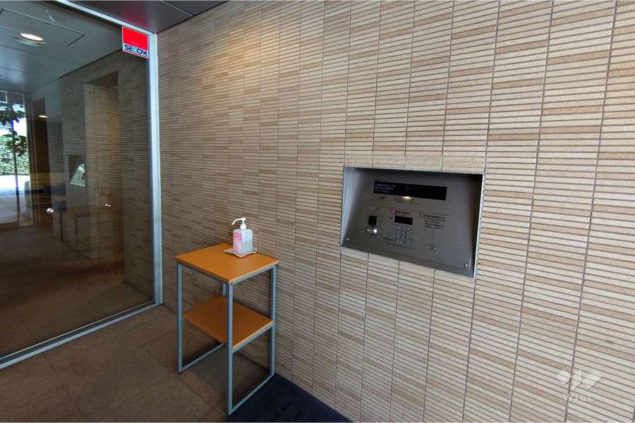 エントランスはオートロック付きです。