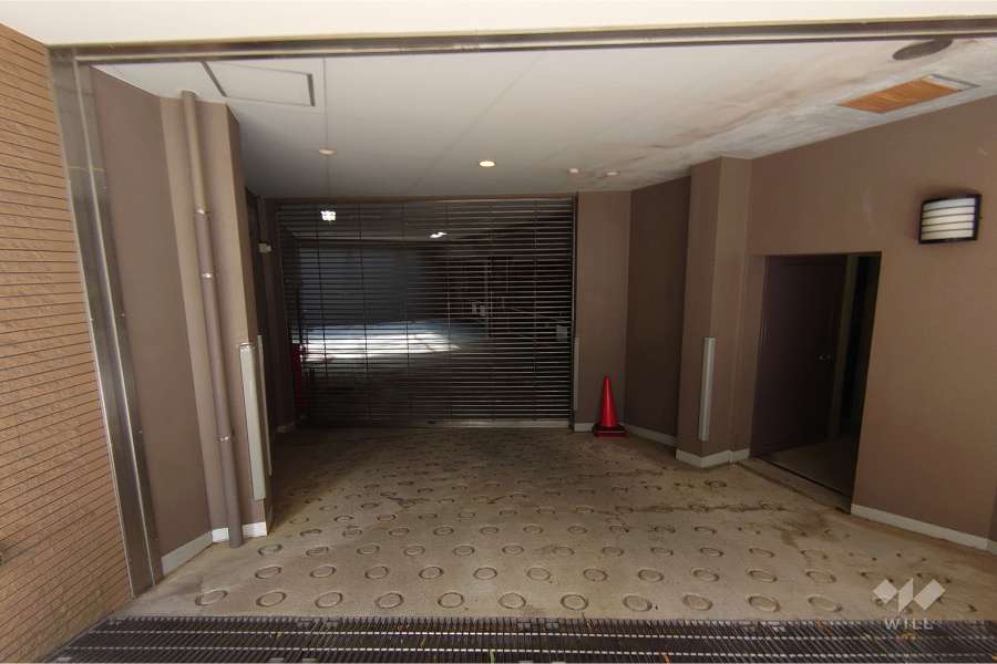 駐車場の出入り口（リングシャッター式）・敷地内駐車場（屋内機械式）