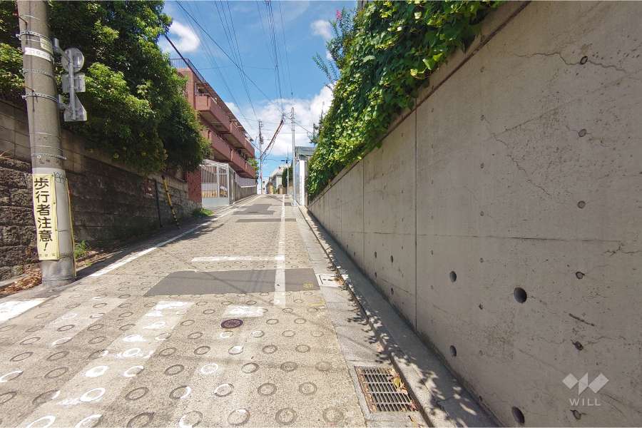 敷地北西側の前面道路（南西側から）