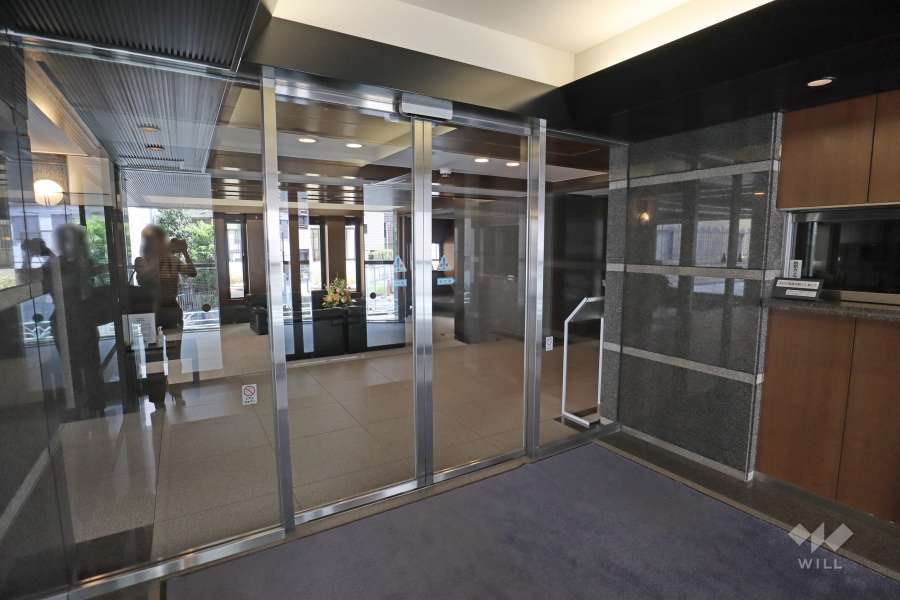 エントランスはオートロック付きです。