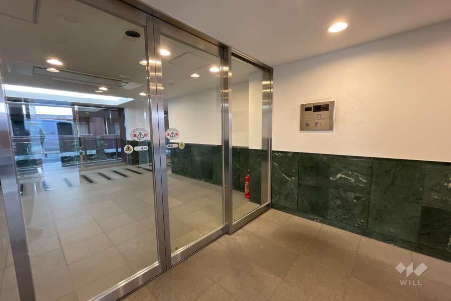 エントランスはオートロック付きです。