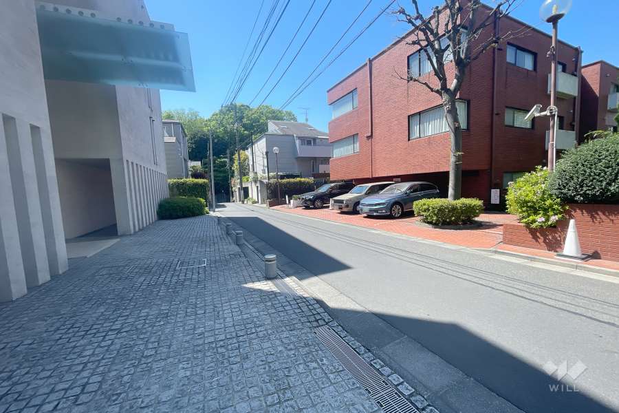 敷地西側の前面道路