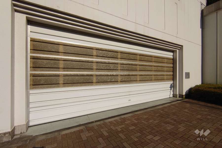 駐車場の出入り口（シャッター付き）